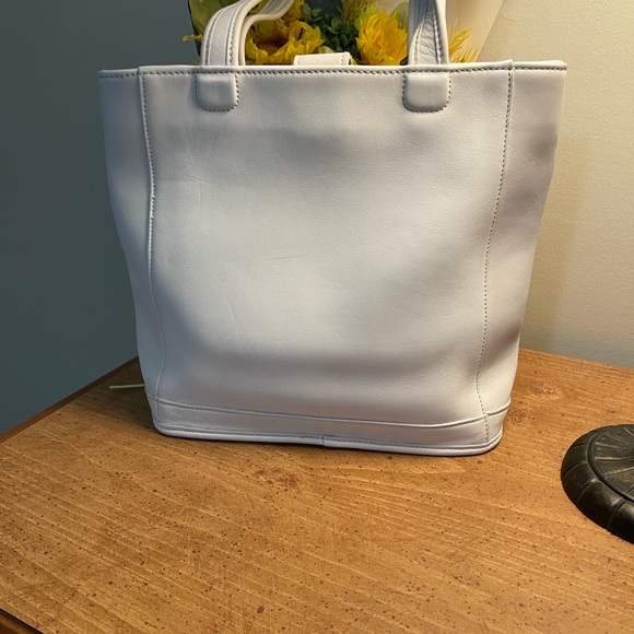 Coach Y2K Glovetanned CreamTote Bag with Gold Tag Accents - Picture 5 of 7